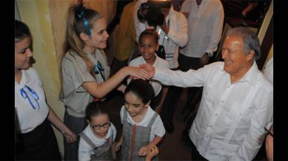 Presidente salvadoreño con niños cubanos