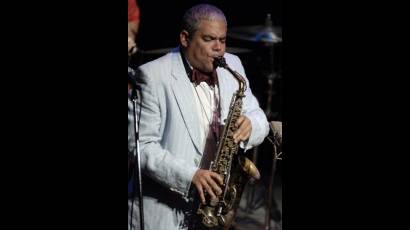 El saxofonista César López