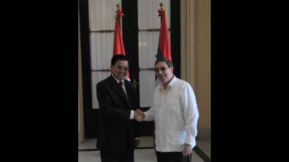 Thoungloun Sisoulith y Bruno Rodríguez Parrilla