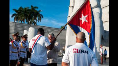 Mijaín López recibe la bandera