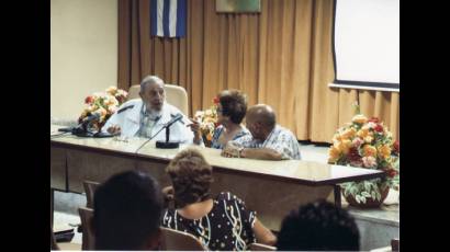 Visita Fidel el Instituto de Investigaciones de la Industria Alimenticia 