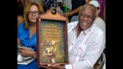 Recibe Johnny Ventura el Premio Internacional Miguel Matamoros