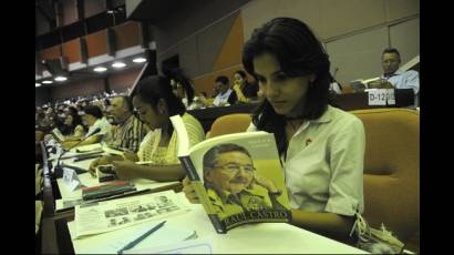 Presentan por vez primera en Cuba biografía de Raúl Castro en sesión especial del Parlamento