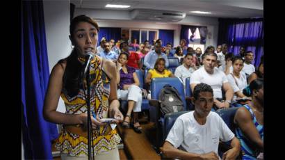 Joven expresando un planteamiento