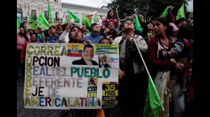 Indígenas y campesinos en apoyo a proyecto ecuatoriano