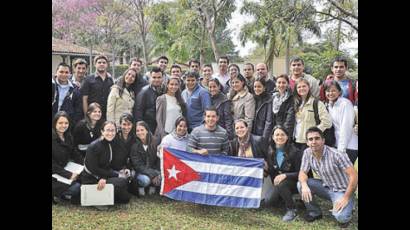 Médicos paraguayos graduados en Cuba retornan a su país