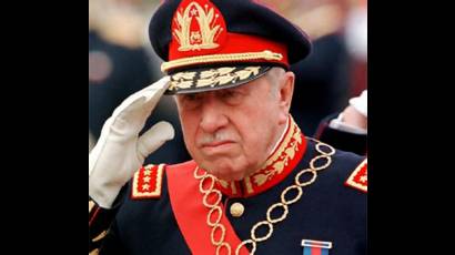 Dictador Augusto Pinochet es absuelto por crímenes de lesa humanidad.