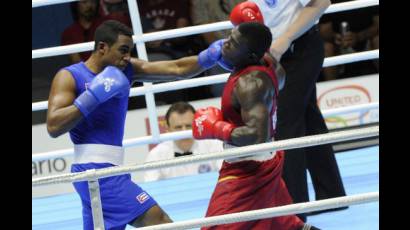 Boxeador cubano Arlen López (izquierda) 