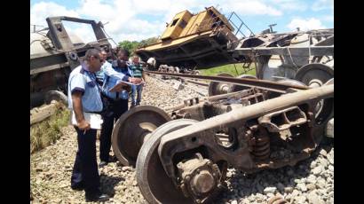 Inmediatamente de conocerse el descarrilamiento del tren cargado de cemento que circulaba por la Línea Central del Ferrocarril, en una zona perteneciente a la provincia de Sancti Spíritus, se dieron inicio las actividades de reparación de la vía. 