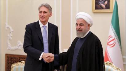 El presidente Rohani, junto con el canciller británico Philip Hammond