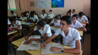 Disminuye la matrícula de primaria y secundaria básica
