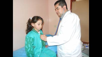 Medico atendiendo niña