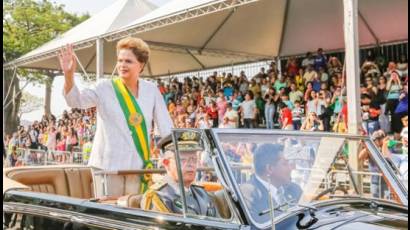 Presidenta de Brasil encabeza desfile por fecha independentista.