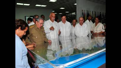 Visitan Raúl y el presidente panameño la Escuela Latinoamericana de Medicina