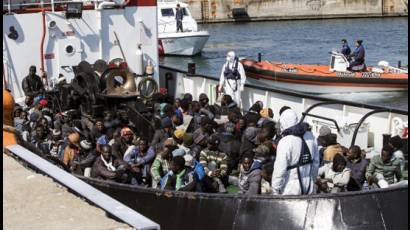 Autoriza Unión Europea misión militar contra traficantes en Mediterráneo