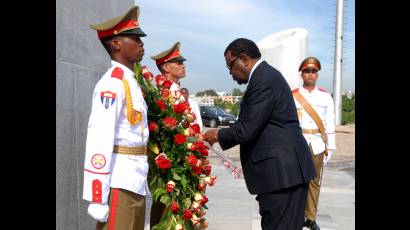 Presidente namibio honra a José Martí