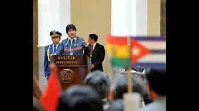 Presidente de Bolivia condecora a héroes cubanos