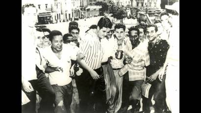 José Antonio Echeverría junto a compañeros de lucha