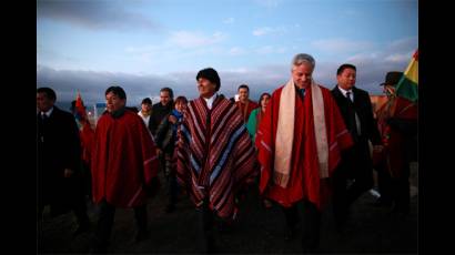 Evo y el vicepresidente Álvaro García Linera celebran en Tiwanaco.