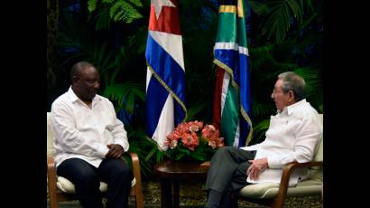 Raúl Castro y el  vicepresidente de Sudáfrica