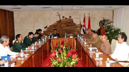 Ministro de las FAR recibe a General Vietnamita