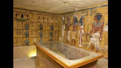 Científicos estudian tumba de Tutankamón.