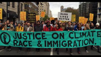 Mil jóvenes norteamericanos en marcha de desobediencia civil