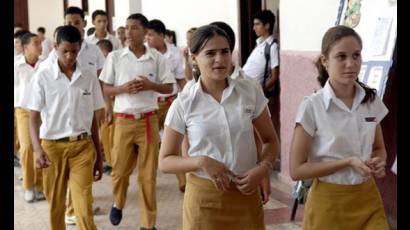 Estudiantes cubanos de secundaria básica