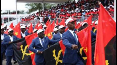 Colorido desfile en Luanda