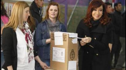 Presidenta Cristina Fernández ejerce derecho al voto