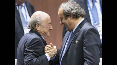Reabre FIFA expedientes sancionadores contra Blatter y Platini