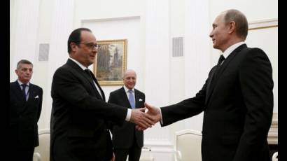 Los presidentes Francois Hollande (Francia) y Vladimir Putin (Rusia) acordaron fortalecer la cooperación para enfrentar al llamado Estado Islámico. Foto: Reuters