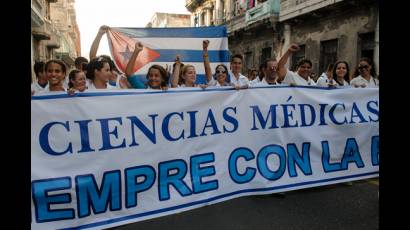 Este 27 de noviembre cientos de jóvenes recorrieron las calles habaneras, desde la Escalinata hasta La Punta. Foto: Raúl Pupo