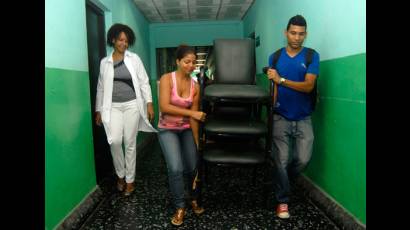 La brigada de la UCI ayudó en el traslado de medios básicos hacia las salas de cirugía del hospital.