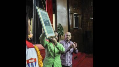 La MSc. Rosario Pentón Díaz, rectora de la Escuela Nacional del Partido Ñico López, recibe el reconocimiento por el aniversario 55 del Sistema de Escuelas del Partido, de manos de José Ramón Machado Ventura.