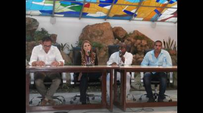 La cantante durante la conferencia de prensa ofrecida en el Salón de los Vitrales de la plaza santiaguera. 