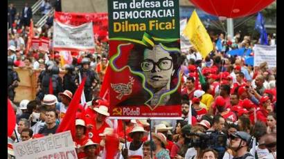 Marchan trabajadores brasileños a favor de Dilma Rousseff