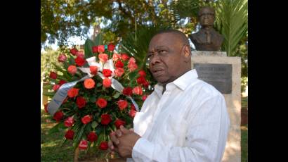 Ofrenda floral al líder sudafricano Oliver Tambo