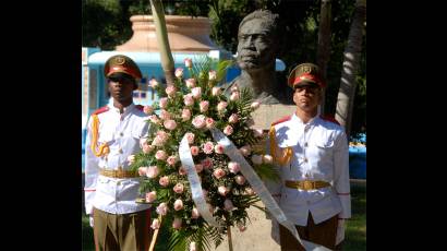 Ofrenda floral a Amilcal Cabral