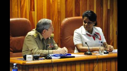 El General de Ejército Raúl Castro junto a Inés María Chapman, presidenta del Instituto Nacional de Recursos Hidráulicos. Foto: Estudios Revolución