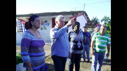 Díaz-Canel en la Empresa Pecuaria Genética. A la izquierda teresa rojas primera secretaria