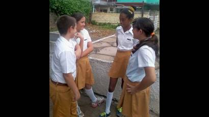 Dailín (segunda de derecha a izquierda) junto a sus compañeros de aula durante el recreo. 