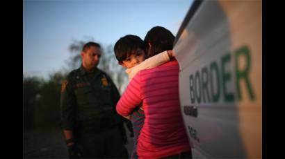 Una madre salvadoreña y su niño en la ciudad texana de Río Grande, momentos antes de ser deportados.