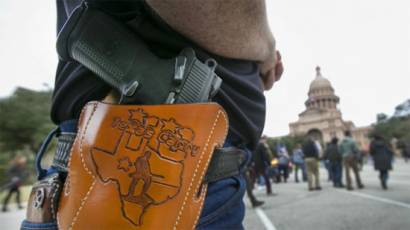 Además de tener armas, en Texas sus dueños pueden mostrarlas en público. 