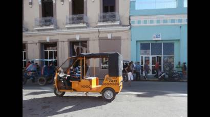 Mototaxis alivian el transporte espirituano