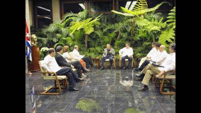 Se entrevista Raúl con delegaciones para la Paz de Colombia