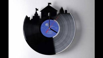 Reloj con forma de castillo hecho con disco de vinilo antiguo