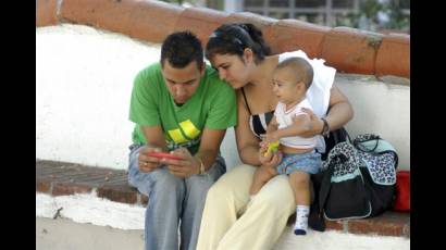Familia cubana conectada a una red WiFi