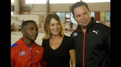 Nadia Comaneci junto a Manrique Larduet y a su entrenador Carlos Gil