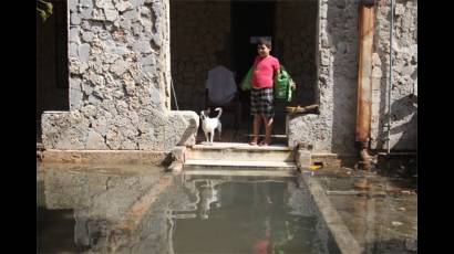 Niño observando las inundaciones en La Habana